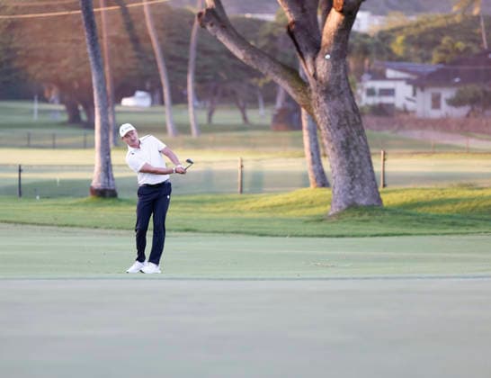January 16, 2026, Honolulu, Hawaii, USA: HAOTONG LI watches his chip shot onto the 9th green during Round 2 of the 2026 Sony Open in Honolulu, Hawaii on January 16, 2026. Honolulu USA - ZUMAm310 20260116_zsp_m310_116 Copyright: xElliotxMilesx