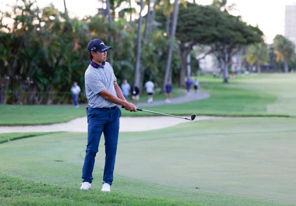 January 16, 2026, Honolulu, Hawaii, USA: KENSEI HIRATA watches his chip shot onto the 9th green during Round 2 of the 2026 Sony Open in Honolulu, Hawaii on January 16, 2026. Honolulu USA - ZUMAm310 20260116_zsp_m310_122 Copyright: xElliotxMilesx