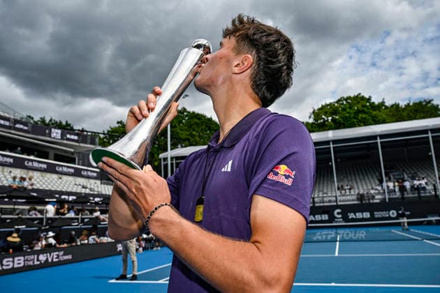 Jakub Mensik (CZE) kisses the trophy after winning the Men s singles final match of the ASB Classic Men™s ATP, Tennis Herren 250 tennis tournament at Manuka Doctor Arena, Auckland, New Zealand on Saturday 17 January 2026. Photo credit: Alan Lee Auckland New Zealand Copyright: xAlanxLeex xx