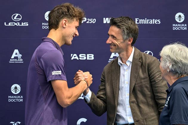 Jakub Mensik (CZE) shakes hands with Tournament Director Nichola Lamperin after winning the Men s singles final match of the ASB Classic Men™s ATP, Tennis Herren 250 tennis tournament at Manuka Doctor Arena, Auckland, New Zealand on Saturday 17 January 2026. Photo credit: Alan Lee Auckland New Zealand Copyright: xAlanxLeex xx