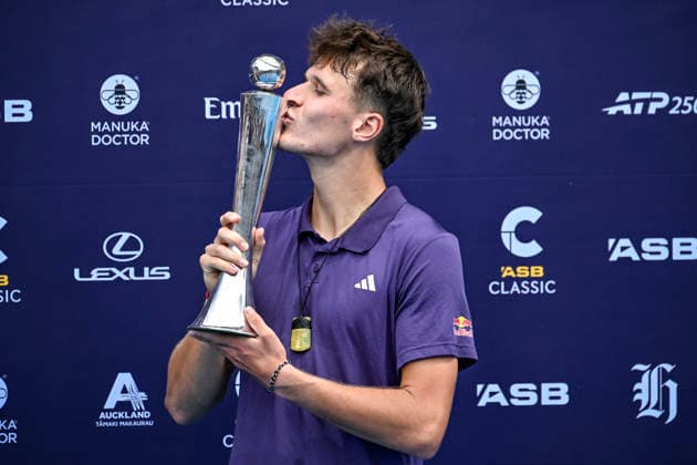 Jakub Mensik (CZE) kisses the trophy after winning the Men s singles final match of the ASB Classic Men™s ATP, Tennis Herren 250 tennis tournament at Manuka Doctor Arena, Auckland, New Zealand on Saturday 17 January 2026. Photo credit: Alan Lee Auckland New Zealand Copyright: xAlanxLeex xx