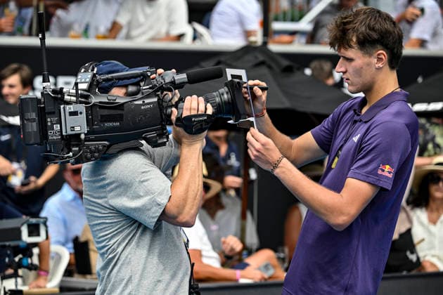 Jakub Mensik (CZE) signs an autograph after winning the Men s singles final match of the ASB Classic Men™s ATP, Tennis Herren 250 tennis tournament at Manuka Doctor Arena, Auckland, New Zealand on Saturday 17 January 2026. Photo credit: Alan Lee Auckland New Zealand Copyright: xAlanxLeex xx