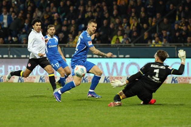 Braunschweig vs Magdeburg, 2 BL Braunschweig, 16 01 2026, Football, Men, 2 BL, Season 2025 2026, Eintracht Braunschweig vs 1 FC Magdeburg Johan Gomez Eintracht Braunschweig , Mateusz Zukowski Magdeburg , Goalkeeper Ron Thorben Hoffmann Eintracht Braunschweig DFL DFB REGULATIONS PROHIBIT ANY USE OF PHOTOGRAPHS as IMAGE SEQUENCES and or QUASI VIDEO Stadion an der Hamburger Straße Niedersachsen Germany