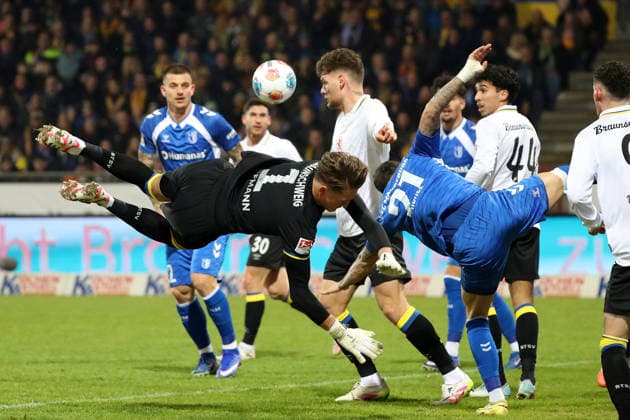 Braunschweig vs Magdeburg, 2 BL Braunschweig, 16 01 2026, Football, Men, 2 BL, Season 2025 2026, Eintracht Braunschweig vs 1 FC Magdeburg Goalkeeper Ron Thorben Hoffmann Eintracht Braunschweig , Falko Michel Magdeburg DFL DFB REGULATIONS PROHIBIT ANY USE OF PHOTOGRAPHS as IMAGE SEQUENCES and or QUASI VIDEO Stadion an der Hamburger Straße Niedersachsen Germany