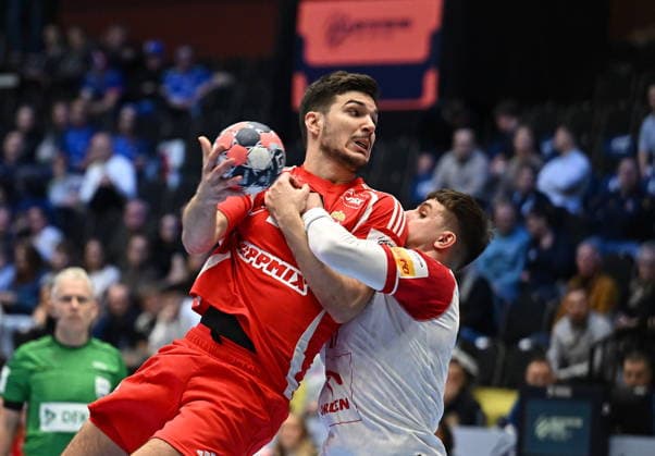 2026.01.16 Kristianstad Szwecja Pilka Reczna Mistrzostwa Europy w pilce recznej mezczyzn 2026 Wegry - Polska N z Gergo Fazekas Andrzej Widomski Foto Norbert Barczyk PressFocus 2026.01.16 Kristianstad Szwecja Handball Men s EHF Euro 2026 Hungary - Poland Gergo Fazekas Andrzej Widomski Credit: Norbert Barczyk PressFocus NEWSPIX.PL --- newspix.pl 