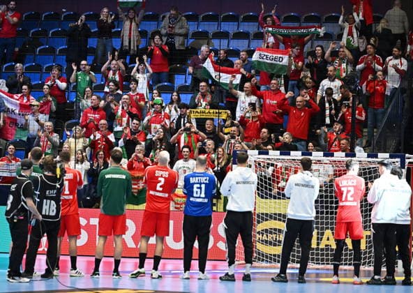 2026.01.16 Kristianstad Szwecja Pilka Reczna Mistrzostwa Europy w pilce recznej mezczyzn 2026 Wegry - Polska N z Kibice reprezentacji Wegier po meczu z pilkarzami Foto Norbert Barczyk PressFocus 2026.01.16 Kristianstad Szwecja Handball Men s EHF Euro 2026 Hungary - Poland Kibice reprezentacji Wegier po meczu z pilkarzami Credit: Norbert Barczyk PressFocus NEWSPIX.PL --- newspix.pl 