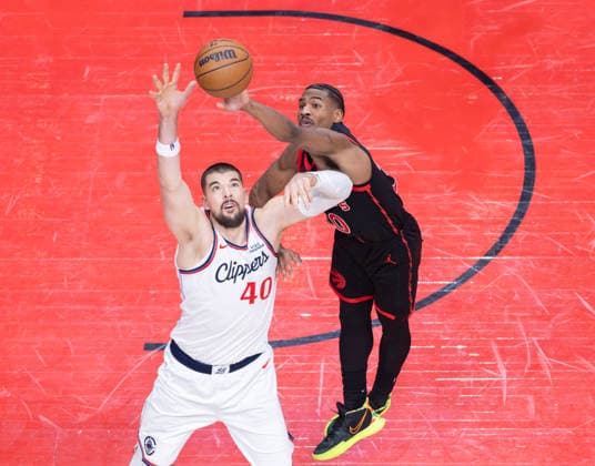 (260117) -- TORONTO, Jan. 17, 2026 -- Ochai Agbaji (R) of Toronto Raptors vies with Ivica Zubac of Los Angeles Clippers during the 2025-2026 NBA, Basketball Herren, USA regular season game between Toronto Raptors and Los Angeles Clippers in Toronto, Canada, on Jan. 16, 2026. (Photo by Xinhua) (SP)CANADA-TORONTO-BASKETBALL-NBA-CLIPPERS VS RAPTORS ZouxZheng 