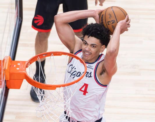 (260117) -- TORONTO, Jan. 17, 2026 -- Kobe Sanders of Los Angeles Clippers dunks during the 2025-2026 NBA, Basketball Herren, USA regular season game between Toronto Raptors and Los Angeles Clippers in Toronto, Canada, on Jan. 16, 2026. (Photo by Xinhua) (SP)CANADA-TORONTO-BASKETBALL-NBA-CLIPPERS VS RAPTORS ZouxZheng 