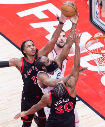 (260117) -- TORONTO, Jan. 17, 2026 -- James Harden (2nd from bottom) of Los Angeles Clippers goes up for a layup during the 2025-2026 NBA, Basketball Herren, USA regular season game between Toronto Raptors and Los Angeles Clippers in Toronto, Canada, on Jan. 16, 2026. (Photo by Xinhua) (SP)CANADA-TORONTO-BASKETBALL-NBA-CLIPPERS VS RAPTORS ZouxZheng 