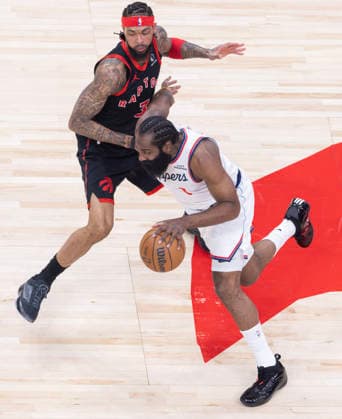 (260117) -- TORONTO, Jan. 17, 2026 -- James Harden (R) of Los Angeles Clippers breaks through during the 2025-2026 NBA, Basketball Herren, USA regular season game between Toronto Raptors and Los Angeles Clippers in Toronto, Canada, on Jan. 16, 2026. (Photo by Xinhua) (SP)CANADA-TORONTO-BASKETBALL-NBA-CLIPPERS VS RAPTORS ZouxZheng 