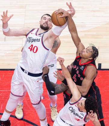 (260117) -- TORONTO, Jan. 17, 2026 -- Scottie Barnes (top R) of Toronto Raptors fights for a rebound with Ivica Zubac (top L) of Los Angeles Clippers during the 2025-2026 NBA, Basketball Herren, USA regular season game between Toronto Raptors and Los Angeles Clippers in Toronto, Canada, on Jan. 16, 2026. (Photo by Xinhua) (SP)CANADA-TORONTO-BASKETBALL-NBA-CLIPPERS VS RAPTORS ZouxZheng 