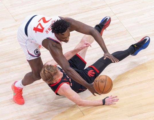 (260117) -- TORONTO, Jan. 17, 2026 -- Gradey Dick (bottom) of Toronto Raptors vies with Kobe Brown of Los Angeles Clippers during the 2025-2026 NBA, Basketball Herren, USA regular season game between Toronto Raptors and Los Angeles Clippers in Toronto, Canada, on Jan. 16, 2026. (Photo by Xinhua) (SP)CANADA-TORONTO-BASKETBALL-NBA-CLIPPERS VS RAPTORS ZouxZheng 
