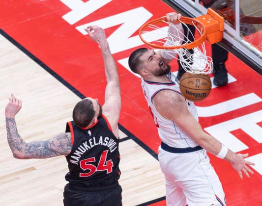 (260117) -- TORONTO, Jan. 17, 2026 -- Ivica Zubac (R) of Los Angeles Clippers dunks during the 2025-2026 NBA, Basketball Herren, USA regular season game between Toronto Raptors and Los Angeles Clippers in Toronto, Canada, on Jan. 16, 2026. (Photo by Xinhua) (SP)CANADA-TORONTO-BASKETBALL-NBA-CLIPPERS VS RAPTORS ZouxZheng 