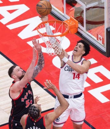 (260117) -- TORONTO, Jan. 17, 2026 -- Yanic Konan Niederhauser (R) of Los Angeles Clippers goes up for a layup during the 2025-2026 NBA, Basketball Herren, USA regular season game between Toronto Raptors and Los Angeles Clippers in Toronto, Canada, on Jan. 16, 2026. (Photo by Xinhua) (SP)CANADA-TORONTO-BASKETBALL-NBA-CLIPPERS VS RAPTORS ZouxZheng 