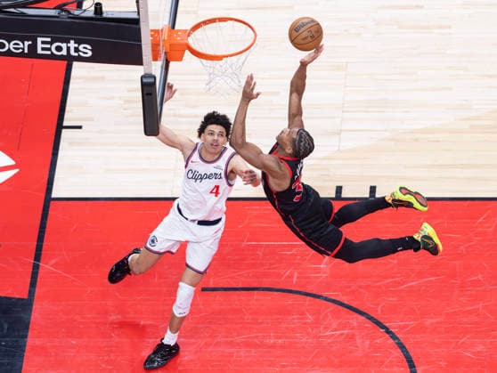 (260117) -- TORONTO, Jan. 17, 2026 -- Ochai Agbaji (R) of Toronto Raptors goes for a layup during the 2025-2026 NBA, Basketball Herren, USA regular season game between Toronto Raptors and Los Angeles Clippers in Toronto, Canada, on Jan. 16, 2026. (Photo by Xinhua) (SP)CANADA-TORONTO-BASKETBALL-NBA-CLIPPERS VS RAPTORS ZouxZheng 