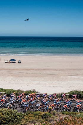 2026 Women s Tour Down Under Stage 1 Picture by Zac Williams SWpix.com - 17 01 2026 - Cycling - 2026 Women s Tour Down Under Stage 1 - Willunga to Willunga - The peloton ride past Aldinga Beach. Copyright: x xSWpix.comx(t axPhotographyxHubxLtd)xZacxWilliams SWpix.comx SWP-2645