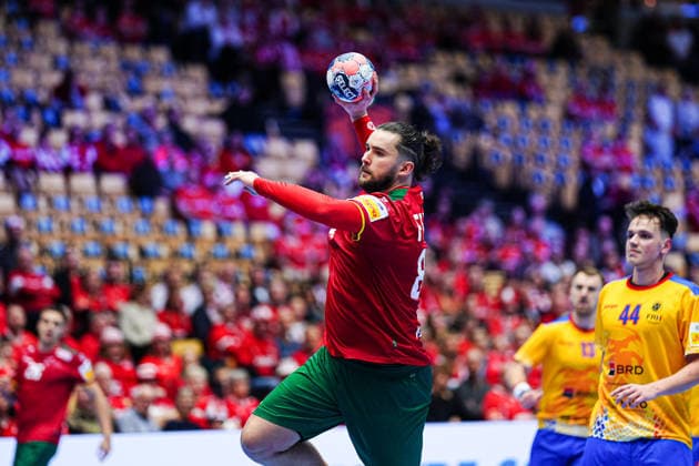Throw Goal Luis Frade Portugal, 82 DEN, Portugal vs Romania, Handball, EHF European Championship 2026, Group B, Matchday 1, 16 01 2026 DEN, Portugal vs Romania, Handball, EHF European Championship 2026, Group B, Matchday 1, 16 01 2026 Herning Copyright: xEibner-Pressefoto MarcelxvonxFehrnx EP_MFN