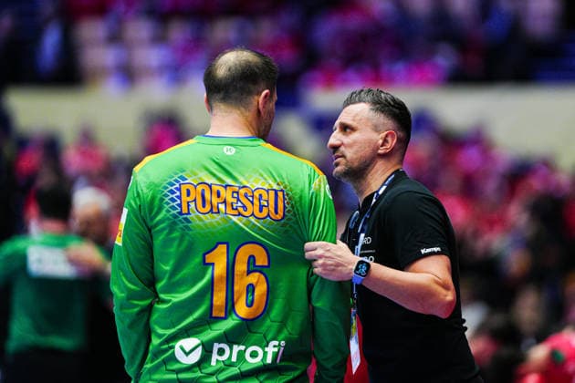 Mihai Popescu Romania, 16 , George Buricea Romania, Coach DEN, Portugal vs Romania, Handball, EHF European Championship 2026, Group B, Matchday 1, 16 01 2026 DEN, Portugal vs Romania, Handball, EHF European Championship 2026, Group B, Matchday 1, 16 01 2026 Herning Copyright: xEibner-Pressefoto MarcelxvonxFehrnx EP_MFN