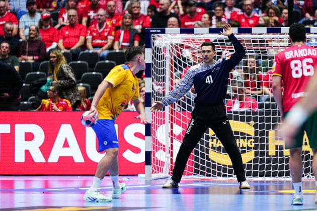 7 meter throw Goal Daniel Stanciuc Romania, 44 , Gustavo Capdeville Portugal, 41 DEN, Portugal vs Romania, Handball, EHF European Championship 2026, Group B, Matchday 1, 16 01 2026 DEN, Portugal vs Romania, Handball, EHF European Championship 2026, Group B, Matchday 1, 16 01 2026 Herning Copyright: xEibner-Pressefoto MarcelxvonxFehrnx EP_MFN