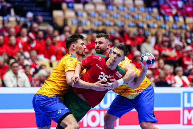 Andrei Buzle Romania, 47 , Francisco Costa Portugal, 26 , Andras Szasz Romania, 20 DEN, Portugal vs Romania, Handball, EHF European Championship 2026, Group B, Matchday 1, 16 01 2026 DEN, Portugal vs Romania, Handball, EHF European Championship 2026, Group B, Matchday 1, 16 01 2026 Herning Copyright: xEibner-Pressefoto MarcelxvonxFehrnx EP_MFN