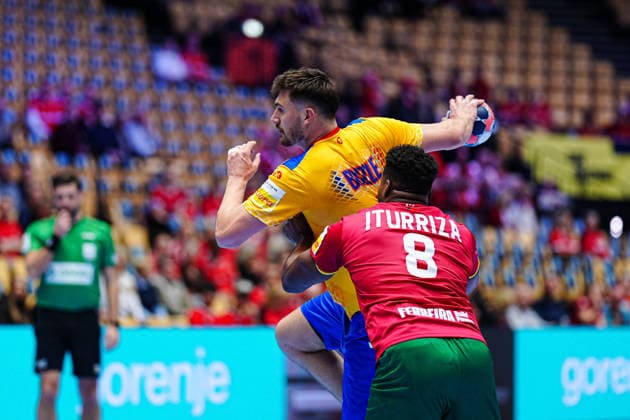 Andrei Buzle Romania, 47 , Victor Iturizza Portugal, 08 DEN, Portugal vs Romania, Handball, EHF European Championship 2026, Group B, Matchday 1, 16 01 2026 DEN, Portugal vs Romania, Handball, EHF European Championship 2026, Group B, Matchday 1, 16 01 2026 Herning Copyright: xEibner-Pressefoto MarcelxvonxFehrnx EP_MFN