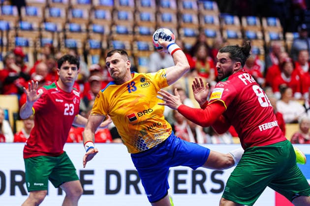 Throw Goal Radu Ghita Romania, 13 , Luis Frade Portugal, 82 DEN, Portugal vs Romania, Handball, EHF European Championship 2026, Group B, Matchday 1, 16 01 2026 DEN, Portugal vs Romania, Handball, EHF European Championship 2026, Group B, Matchday 1, 16 01 2026 Herning Copyright: xEibner-Pressefoto MarcelxvonxFehrnx EP_MFN