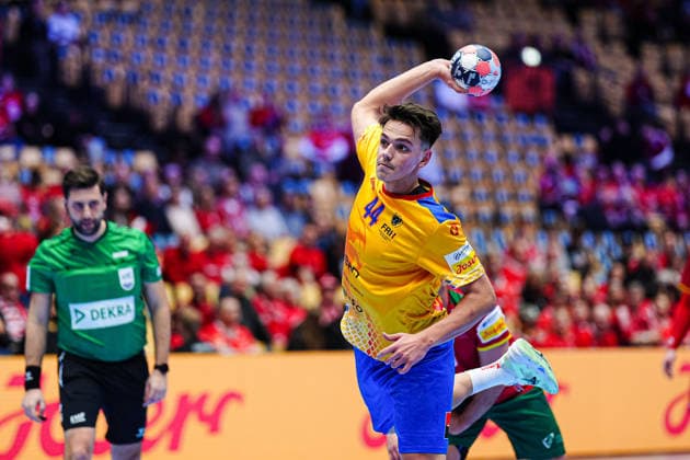 7 meter throw goal Daniel Stanciuc Romania, 44 DEN, Portugal vs Romania, Handball, EHF European Championship 2026, Group B, Matchday 1, 16 01 2026 DEN, Portugal vs Romania, Handball, EHF European Championship 2026, Group B, Matchday 1, 16 01 2026 Herning Copyright: xEibner-Pressefoto MarcelxvonxFehrnx EP_MFN