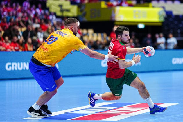 Andras Szasz Romania, 20 , Joao Gomes Portugal, 66 DEN, Portugal vs Romania, Handball, EHF European Championship 2026, Group B, Matchday 1, 16 01 2026 DEN, Portugal vs Romania, Handball, EHF European Championship 2026, Group B, Matchday 1, 16 01 2026 Herning Copyright: xEibner-Pressefoto MarcelxvonxFehrnx EP_MFN
