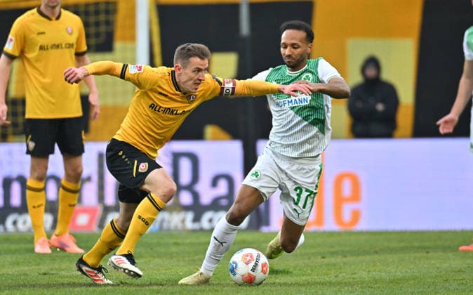 17 01 2026 Soccer Season 2025 2026 2 Soccer Bundesliga 18 Matchday SG Dynamo Dresden SGD SpVgg Greuther Fürth SGF Kleeblatt Sportfoto Zink MeZi xmexzix DFL regulations prohibit any use of photographs as image sequences and or quasi video only for editorial use Niklas Hauptmann 27, SG Dynamo Dresden SGD Julian Green 37, SpVgg Greuther Fürth, right