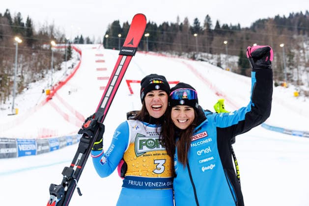 ALPINE SKIING - FIS WC Tarvisio TARVISIO,ITALY,17.JAN.26 - ALPINE SKIING - FIS World Cup, downhill, ladies. Image shows the rejoicing of Nicol Delago (ITA) with sister Nadia Delago (ITA).  GEPAxpictures xMaticxKlansek