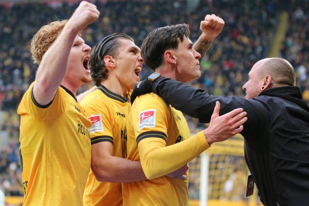 17 01 2026 Soccer Men 2025 2026 2 Bundesliga 18 Matchday SG Dynamo Dresden SpVgg Greuther Fürth Rudolf Harbig Stadion Dresden Thomas Keller Dresden, 39, yellow, front , Robert Wagner Dresden, 18, yellow, left , Julian Pauli Dresden, 13, yellow, right celebrating the goal after the 1 0 Dresden Saxony Germany
