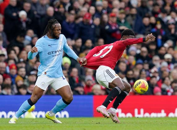 Manchester, England, 17th January 2026. Antoine Semenyo of Manchester City and Kobbie Mainoo of Manchester United, ManU during the Manchester United vs Manchester City Premier League match at Old Trafford, Manchester. Picture credit should read: Andrew Yates Sportimage EDITORIAL USE ONLY. No use with unauthorised audio, video, data, fixture lists, club league logos or live services. Online in-match use limited to 120 images, no video emulation. No use in betting, games or single club league player publications. SPI_056_AY_ManUtd_ManCity SPI-4456-0057