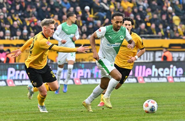 17 01 2026 Soccer season 2025 2026 2 Soccer Bundesliga 18 Matchday SG Dynamo Dresden SGD SpVgg Greuther Fürth SGF Kleeblatt Sportfoto Zink MeZi xmexzix DFL regulations prohibit any use of photographs as image sequences and or quasi video only for editorial use Jonas Sterner 32, SG Dynamo Dresden SGD Julian Green 37, SpVgg Greuther Fürth, rechts