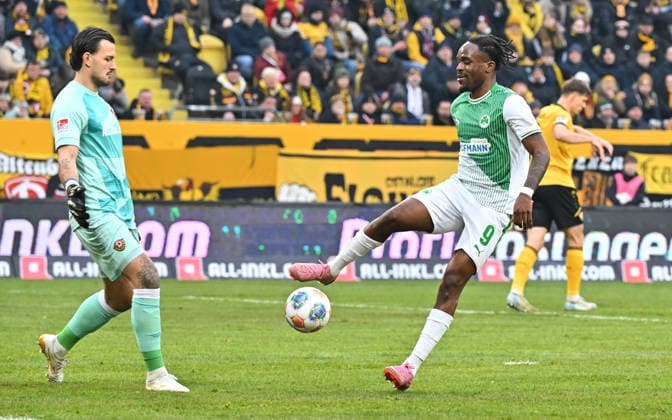 17 01 2026 Soccer season 2025 2026 2 Soccer Bundesliga 18 Matchday SG Dynamo Dresden SGD SpVgg Greuther Fürth SGF Kleeblatt Sportfoto Zink MeZi xmexzix DFL regulations prohibit any use of photographs as image sequences and or quasi video only for editorial use Tim Schreiber 1, SG Dynamo Dresden SGD Noel Futkeu 9, SpVgg Greuther Fürth, rechts