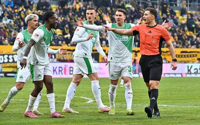 17 01 2026 Soccer season 2025 2026 2 Soccer Bundesliga 18 Matchday SG Dynamo Dresden SGD SpVgg Greuther Fürth SGF Kleeblatt Sportfoto Zink MeZi xmexzix DFL regulations prohibit any use of photographs as image sequences and or quasi video only for editorial use Aaron Keller 16, SpVgg Greuther Fürth Noel Futkeu 9, SpVgg Greuther Fürth Philipp Ziereis 4, SpVgg Greuther Fürth Felix Klaus 30, SpVgg Greuther Fürth Felix Prigan Schiedsrichte, rechts