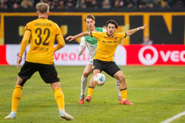 17 01 2026, xomx, Soccer 2 Bundesliga, Dynamo Dresden SpVgg Greuther Fuerth v l Jason Ceka Dynamo Dresden and Gian Luca Itter SpVgg Greuther Fürth in a duel on the ball DFL DFB REGULATIONS PROHIBIT ANY USE OF PHOTOGRAPHS as IMAGE SEQUENCES and or QUASI VIDEO Dresden
