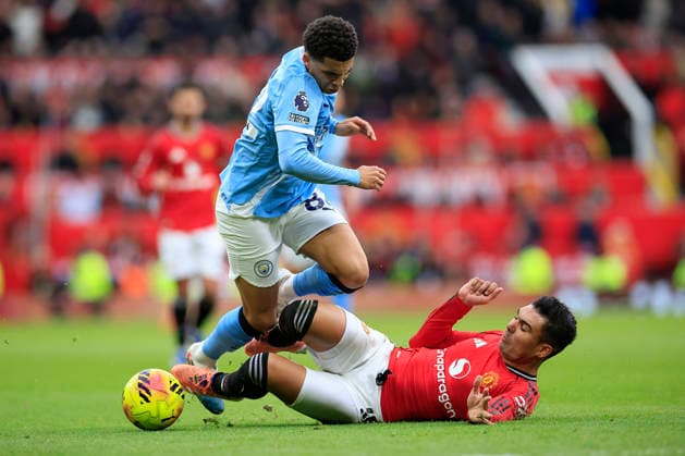 Manchester United, ManU v Manchester City, Premier League Rico Lewis (82) of Manchester City is challenged by Casemiro (18) of Manchester United during the Premier League match between Manchester United and Manchester City at Old Trafford, Manchester, UK on 17 January 2026. Manchester Old Trafford Greater Manchester UK Editorial use only DataCo restrictions apply See www.football-dataco.com , Copyright: xConorxMolloyx PSI-23576-0039