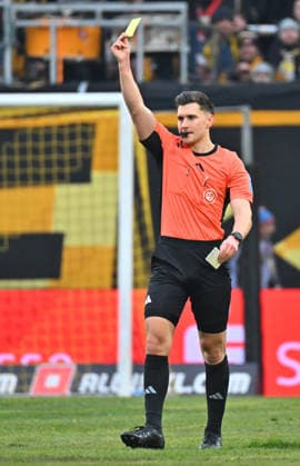 17 01 2026 Soccer Season 2025 2026 2 Soccer Bundesliga 18 Matchday SG Dynamo Dresden SGD SpVgg Greuther Fürth SGF Kleeblatt Sportfoto Zink MeZi xmexzix DFL regulations prohibit any use of photographs as image sequences and or quasi video only for editorial use Felix Prigan Referee shows yellow card Yellow