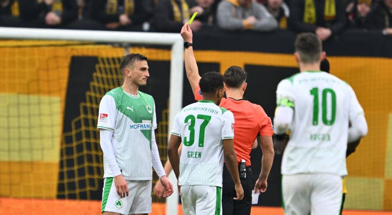 17 01 2026 Soccer Season 2025 2026 2 Soccer Bundesliga 18 Matchday SG Dynamo Dresden SGD SpVgg Greuther Fürth SGF Kleeblatt Sportfoto Zink xwoxzix DFL regulations prohibit any use of photographs as image sequences and or quasi video only for editorial use Felix Prigan Referee shows Philipp Ziereis 4, SpVgg Greuther Fürth yellow card yellow