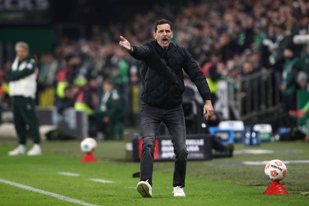 16 01 2026, xtgx, Fußball 1 Bundesliga, SV Werder Bremen Eintracht Frankfurt, v l Dino Toppmoeller Toppmöller, Frankfurt, Trainer gibt Anweisungen, gestikuliert mit den Armen, gesticulate, gives instructions DFL DFB REGULATIONS PROHIBIT ANY USE OF PHOTOGRAPHS as IMAGE SEQUENCES and or QUASI VIDEO Bremen