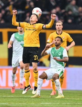 17 01 2026 Soccer season 2025 2026 2 Soccer Bundesliga 18 Matchday SG Dynamo Dresden SGD SpVgg Greuther Fürth SGF Kleeblatt Sportfoto Zink xwoxzix DFL regulations prohibit any use of photographs as image sequences and or quasi video only for editorial use Niklas Hauptmann 27, SG Dynamo Dresden SGD in front of Julian Green 37, SpVgg Greuther Fürth