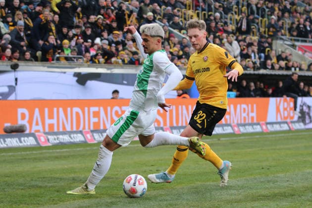 17 01 2026 Soccer Men 2025 2026 2 Bundesliga 18 Matchday SG Dynamo Dresden SpVgg Greuther Fürth Rudolf Harbig Stadion Dresden Aaron Keller Fürth, 16, green and white in a running duel with Jonas Sterner Dresden, 32, yellow Dresden Saxony Germany