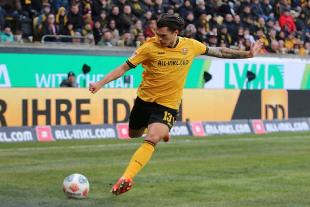 17 01 2026 Soccer Men 2025 2026 2 Bundesliga 18 Matchday SG Dynamo Dresden SpVgg Greuther Fürth Rudolf Harbig Stadion Dresden Julian Pauli Dresden, 13, yellow strikes a cross Dresden Saxony Germany