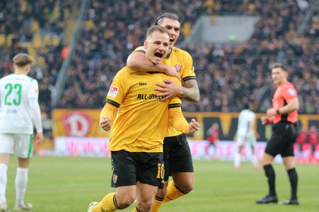 17 01 2026 Soccer Men 2025 2026 2 Bundesliga 18 Matchday SG Dynamo Dresden SpVgg Greuther Fürth Rudolf Harbig Stadion Dresden Jakob Lemmer Dresden, 10, yellow and Julian Pauli Dresden, 13, yellow cheer after the 2 0 Dresden Saxony Germany
