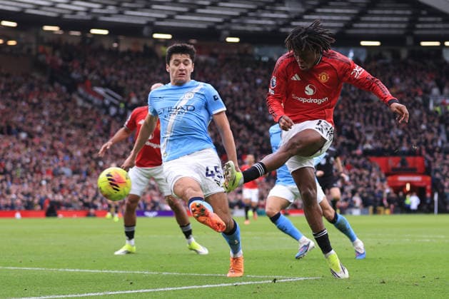 Manchester United gegen Manchester City 17. Januar 2026 Manchester Premier League Manchester United gegen Manchester City Patrick Dorgu von Manchester United schießt vor den Augen von Abdukodir Khusanov von Manchester City Foto Simon Stacpoole Abseits Manchester UK  Copyright: xSimonxStacpoolexOffside