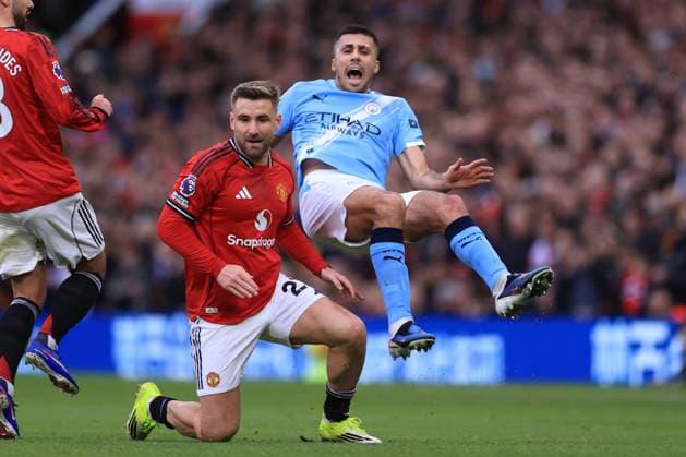 Manchester United gegen Manchester City 17. Januar 2026 Manchester Premier League Manchester United gegen Manchester City Luke Shaw von Manchester United foult Rodri von Manchester City Foto Simon Stacpoole Abseits Manchester UK  Copyright: xSimonxStacpoolexOffside
