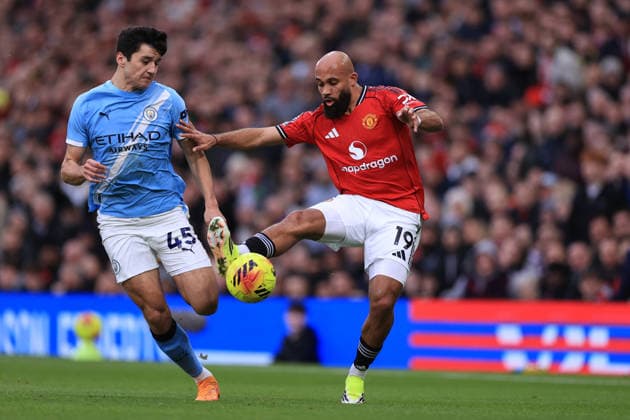 Manchester United gegen Manchester City 17. Januar 2026 Manchester Premier League Manchester United gegen Manchester City Abdukodir Khusanov von Manchester City und Bryan Mbeumo von Manchester United Foto Simon Stacpoole Abseits Manchester UK  Copyright: xSimonxStacpoolexOffside