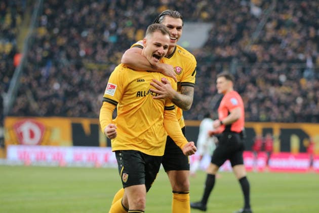 17 01 2026 Soccer Men 2025 2026 2 Bundesliga 18 Matchday SG Dynamo Dresden SpVgg Greuther Fürth Rudolf Harbig Stadion Dresden Jakob Lemmer Dresden, 10, yellow and Julian Pauli Dresden, 13, yellow cheer after the 2 0 Dresden Saxony Germany