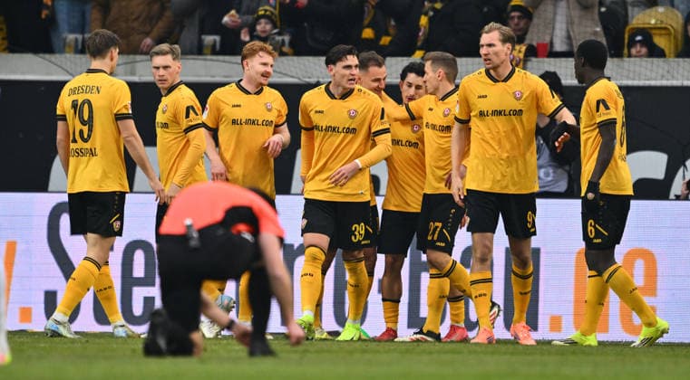 17 01 2026 Soccer season 2025 2026 2 Soccer Bundesliga 18 Matchday SG Dynamo Dresden SGD SpVgg Greuther Fürth SGF Kleeblatt Sportfoto Zink xwoxzix DFL regulations prohibit any use of photographs as image sequences and or quasi video only for editorial use back goal celebration jubilation joy afterb goal goal goal shot to 2 0 by Jakob Lemmer 10, SG Dynamo Dresden SGD
