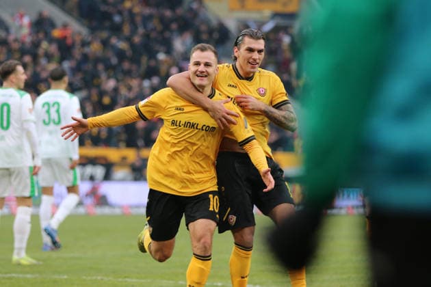 17 01 2026 Soccer Men 2025 2026 2 Bundesliga 18 Matchday SG Dynamo Dresden SpVgg Greuther Fürth Rudolf Harbig Stadion Dresden Jakob Lemmer Dresden, 10, yellow and Julian Pauli Dresden, 13, yellow cheer after the 2 0 Dresden Saxony Germany